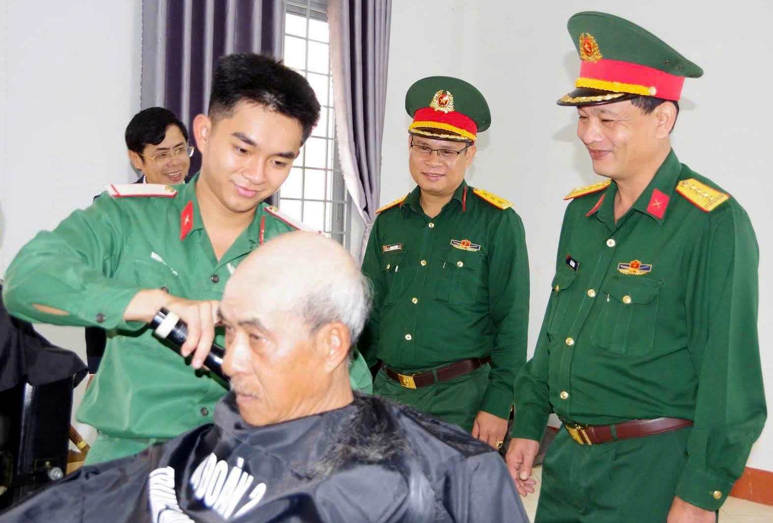 Cung voi cong tac tuyen truyen Trung doan 95 da to chuc nhieu hoat dong dan van thiet thuc. Anh: Pham Le Van