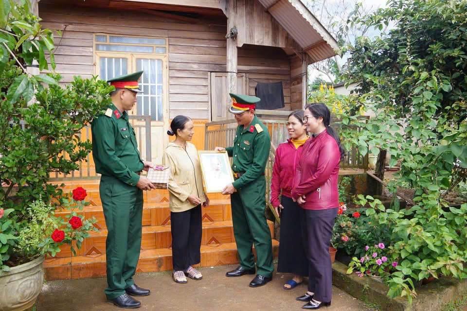 第95連隊は、村、集落、エアドロンコミューン文化会館で直接チラシ配布を組み合わせた移動宣伝を実施しました。写真:ファム・レ・ヴァン