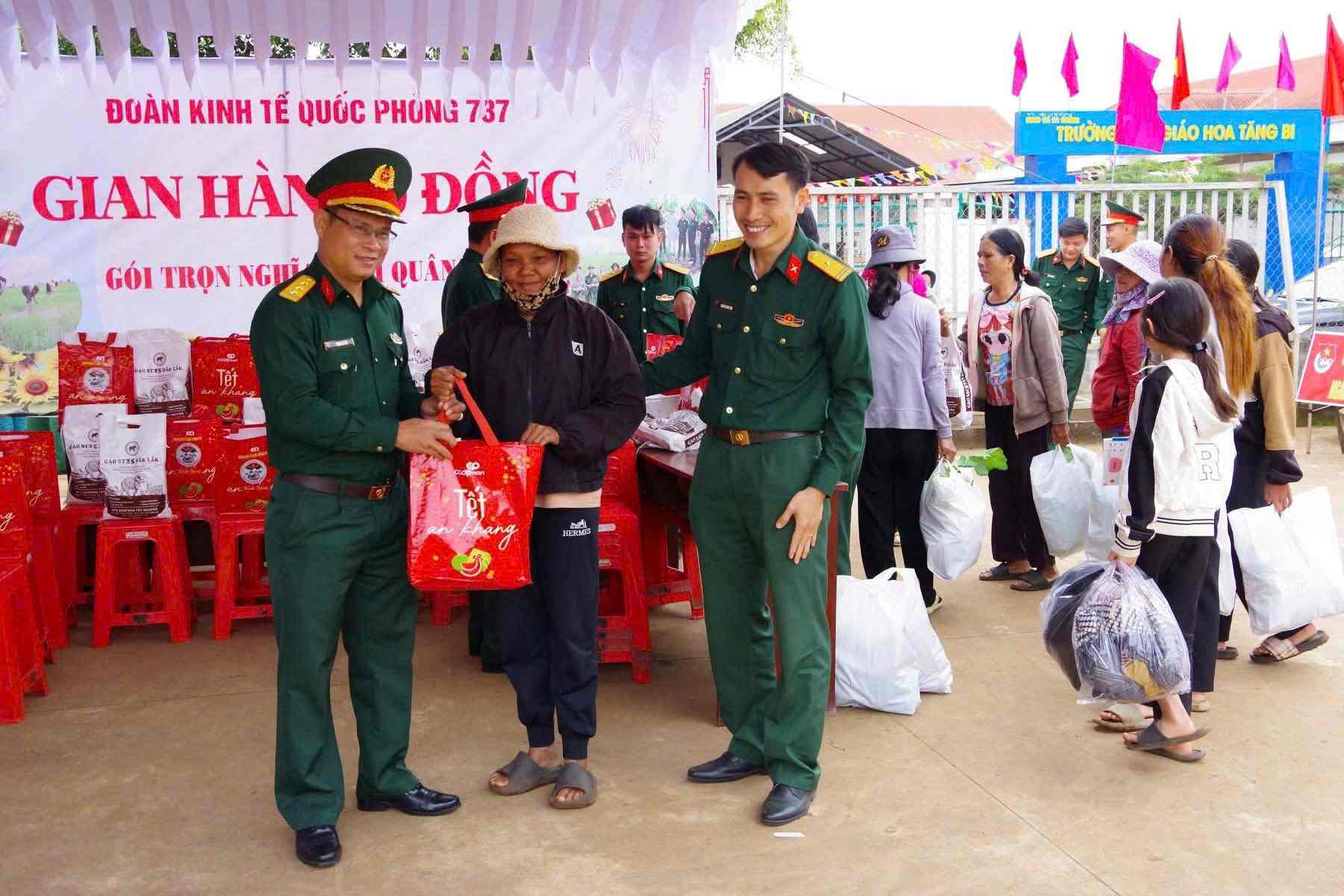 Trung doan 95 phoi hop dia phuong, don vi ban to chuc 06 gian hang 0 dong, ho tro nhu yeu pham. Anh: Pham Le Van