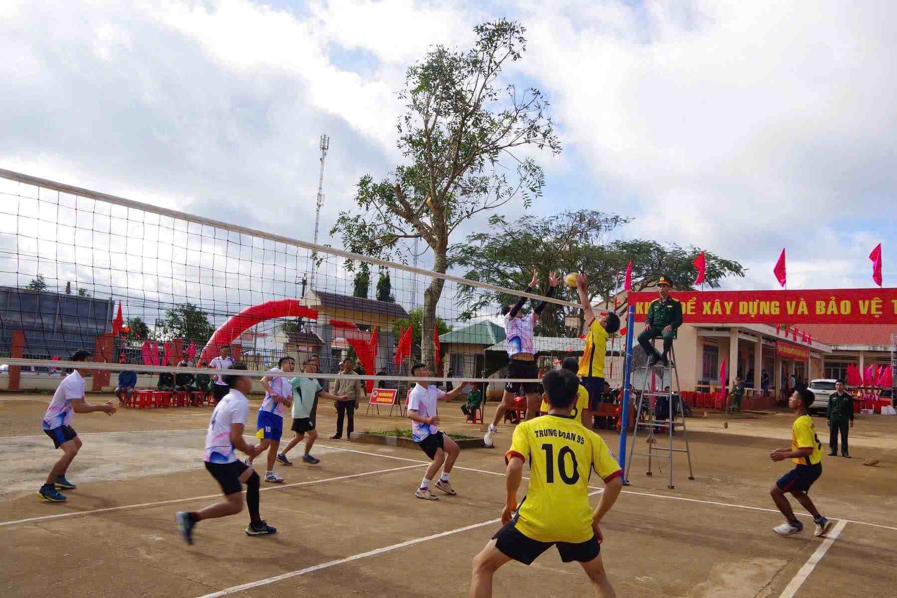 Giao luu bong chuyen dien ra voi 4 doi (phuong Cu Bao, Buon Ho, xa Ea Drong, Trung doan 95). Pham Le Van