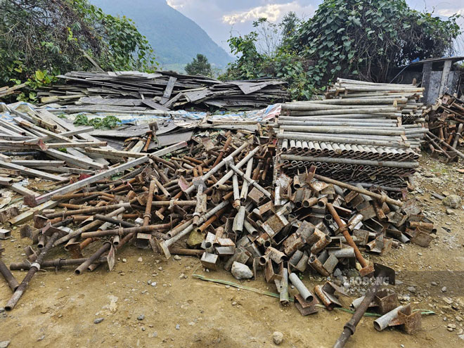 Trên công trình ngổn ngang vật tư, sắt thép hoen gỉ. 