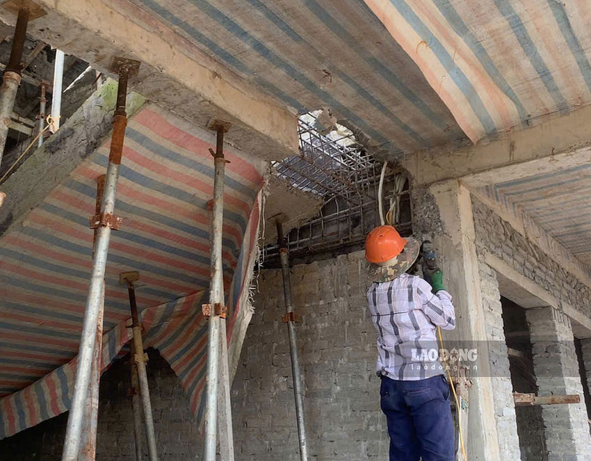 Trụ dầm (anh xem trong bài em gửi giúp em ạ) thi công không đạt cường độ thiết kế, phải đục tẩy toàn bộ làm lại. 