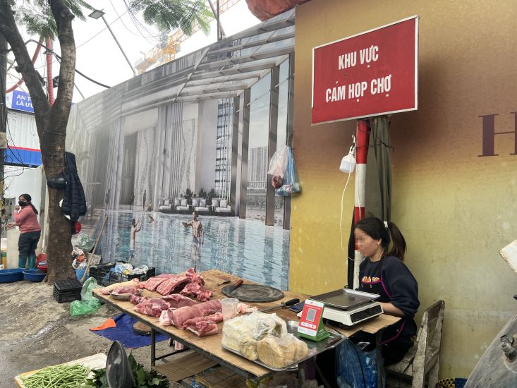 Small traders trading at the spontaneous "illegal market" on Tran Quoc Vuong street, Cau Giay, Hanoi. Photo: Anh Tuan