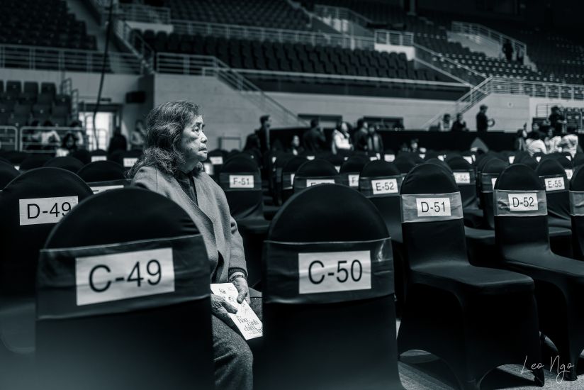 Elderly audiences were stunned when they heard the news that the show "Come here, four birds of paradise" was postponed. Photo: Leo Ngo