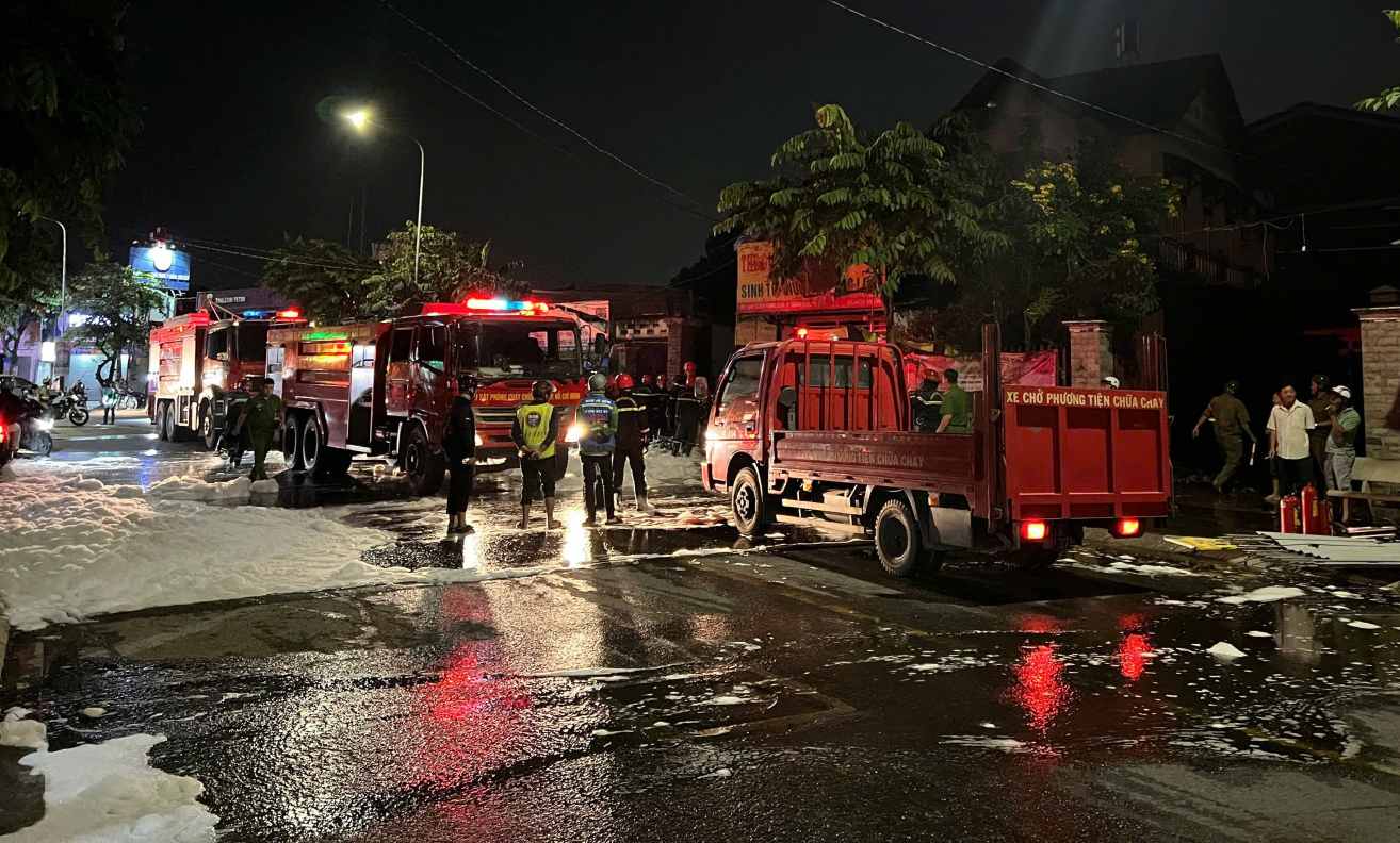 Fire at a drink stall kills 1 person. Photo: Dinh Trong