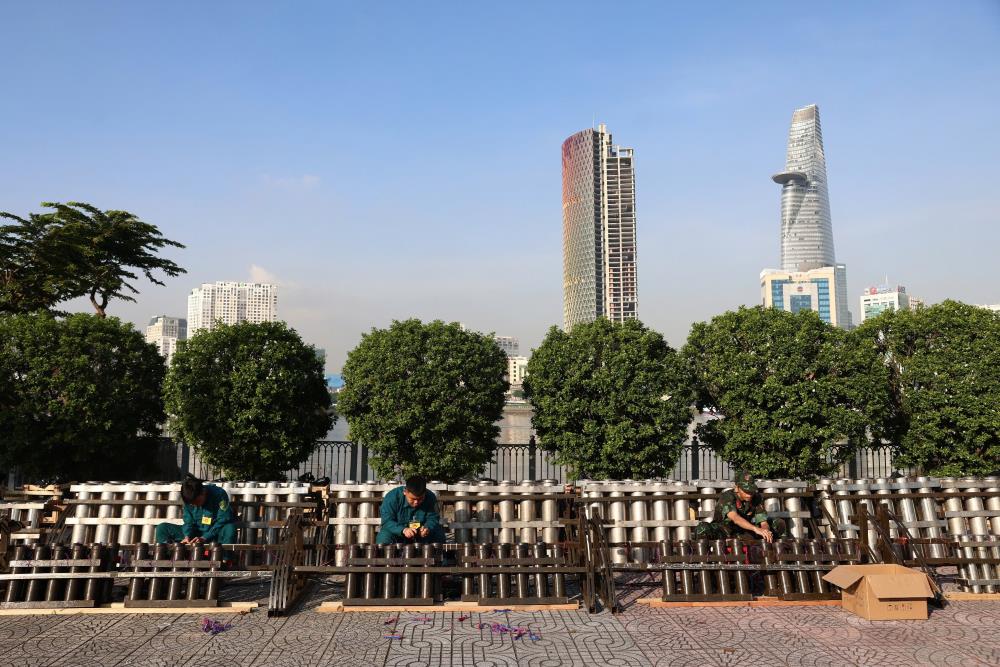 Luc luong ky thuat lap dat, co dinh gian phao hoa tai khu vuc dau ham song Sai Gon truoc gio ban. Ảnh: Thai Bao