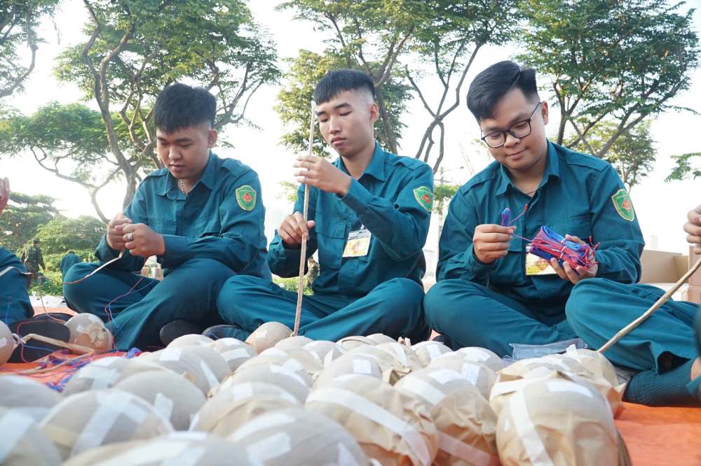 Cong doan dau day phao duoc thuc hien can trong truoc khi dua vao gian. Ảnh: Thai Bao