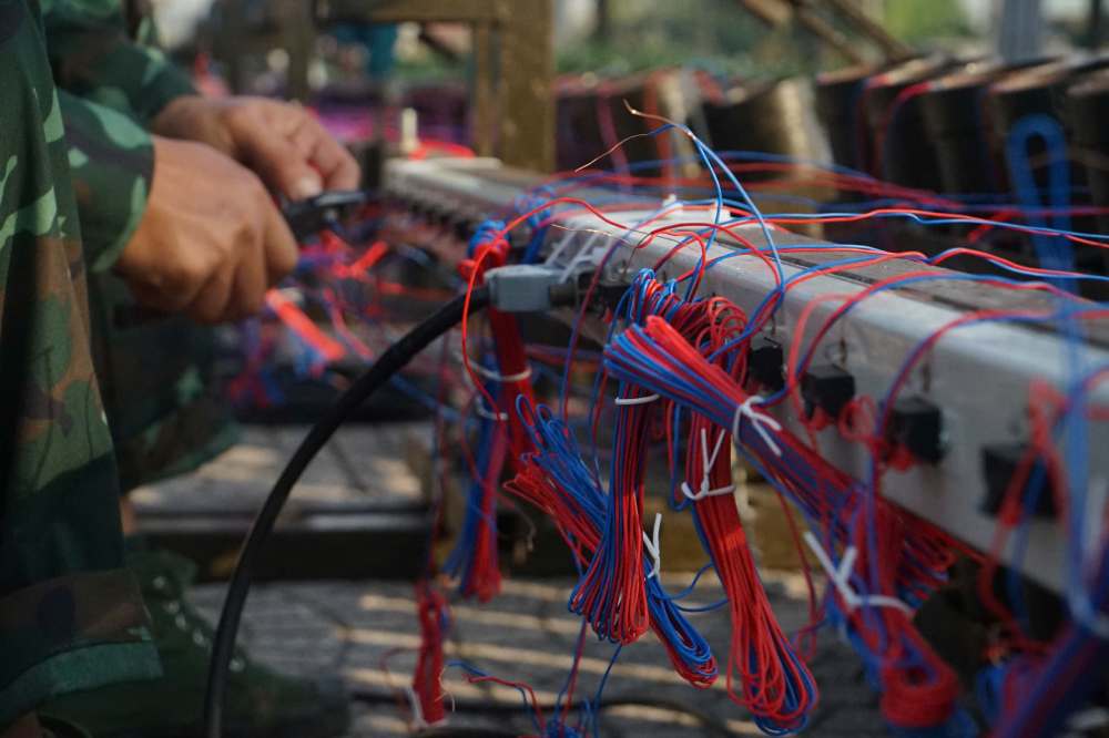 Sau khi cho phao tam cao vao ong, nhung day moi lua dien duoc dau noi voi thanh dieu khien. Cong viec nay la mot trong nhung khau cuoi cung khi lap phao hoa. Ảnh: Anh Tu
