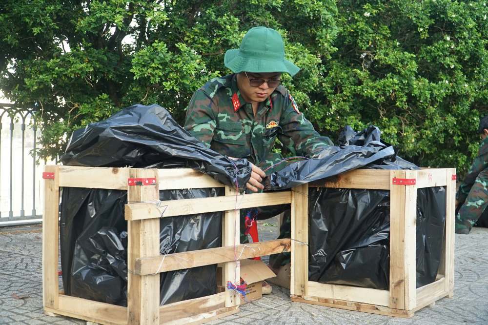 Gian phao hoa tam thap duoc van chuyen va lap dat tai cac diem o TPHCM. 