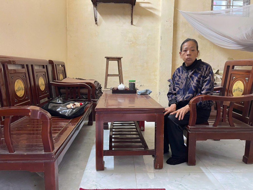 Ms. Vu Thi Tinh earns a living day by day with simple jobs in a scene of no relatives by her side. Photo: Quynh Chi