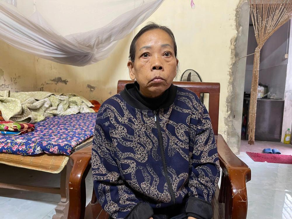 Ba Vu Thi Tinh ngay ngay muu sinh bang nhung cong viec gian don trong canh khong nguoi than ben canh. Anh: Quynh Chi