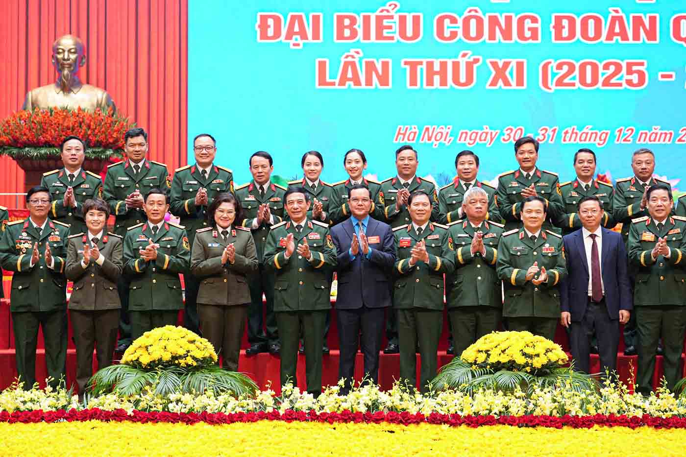 General Phan Van Giang, Chairman of the Vietnam General Confederation of Labor Nguyen Dinh Khang and delegates attending the 11th Congress of the Army Trade Union (2025 - 2030). Photo: Song Huu