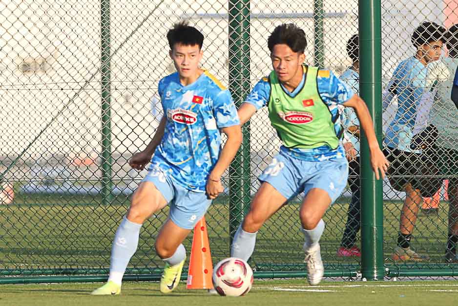U23 아시아 선수권 대회 2026 개막을 앞두고 부상을 입은 공격수 탄냔(왼쪽). 사진: VFF