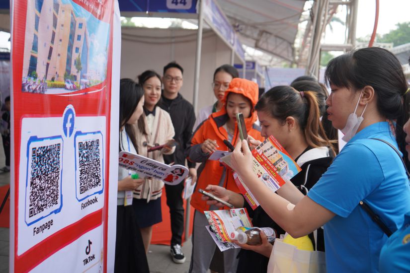 The grassroots trade union uses the opportunity to provide information about employment and benefits to employees. Photo: Mai Dung