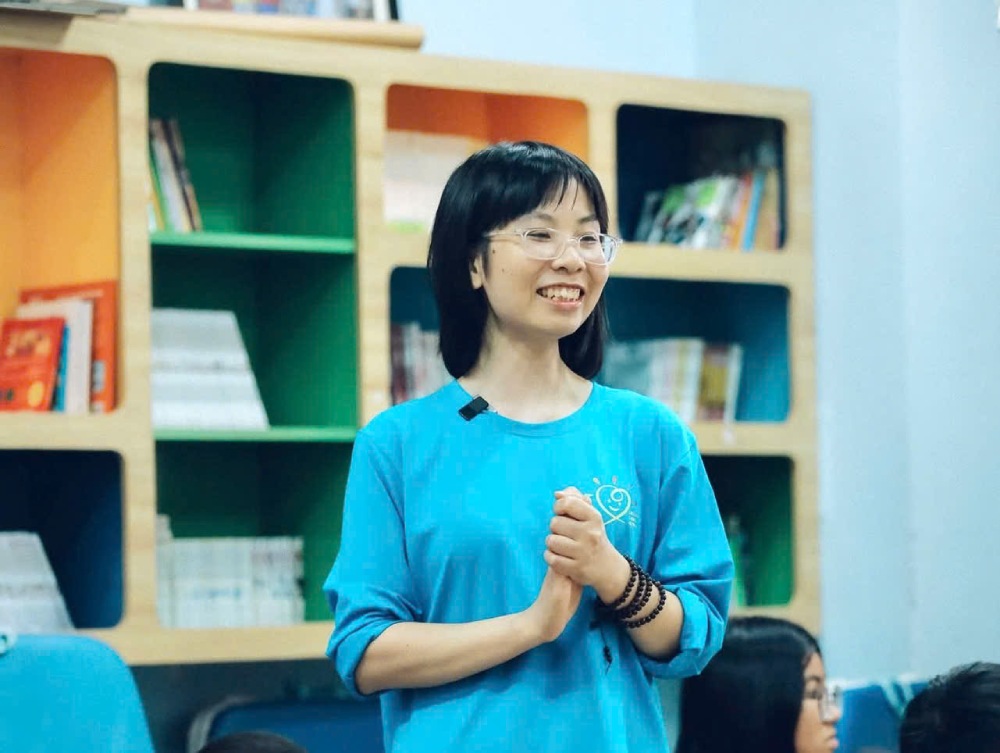 Ms. Hoang Thi Dieu Thuan accompanies children with cancer at the Seed Sowing Class. Photo: NVCC