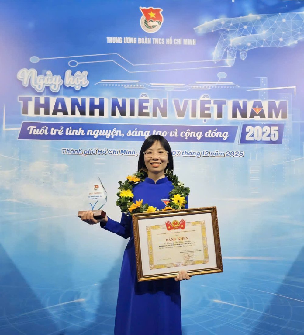 Chi Hoang Thi Dieu Thuan duoc Ban Chap hanh Trung uong Doan TNCS Ho Chi Minh tang bang khen giai thuong “Tinh nguyen vien quoc gia nam 2025”.  Anh: NVCC