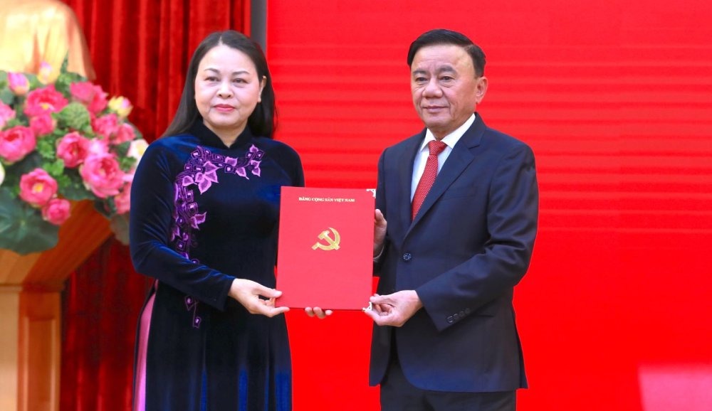Mr. Tran Cam Tu - Member of the Politburo, Standing Secretary of the Secretariat - presents the Politburo's decision on the transfer, assignment, and appointment of Ms. Nguyen Thi Thu Ha. Photo: Kim Thanh