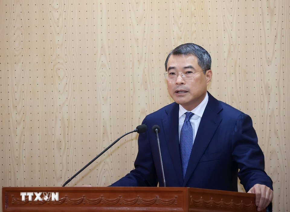 Uy vien Bo Chinh tri, Bi thu Trung uong Dang, Truong Ban To chuc Trung uong Le Minh Hung phat bieu giao nhiem vu cho ong Hoang Trung Dung. Anh: TTXVN