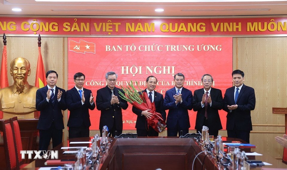 Cac dong chi lanh dao Ban To chuc Trung uong tang hoa chuc mung tan Pho Ban To chuc Trung uong Hoang Trung Dung. Anh: TTXVN