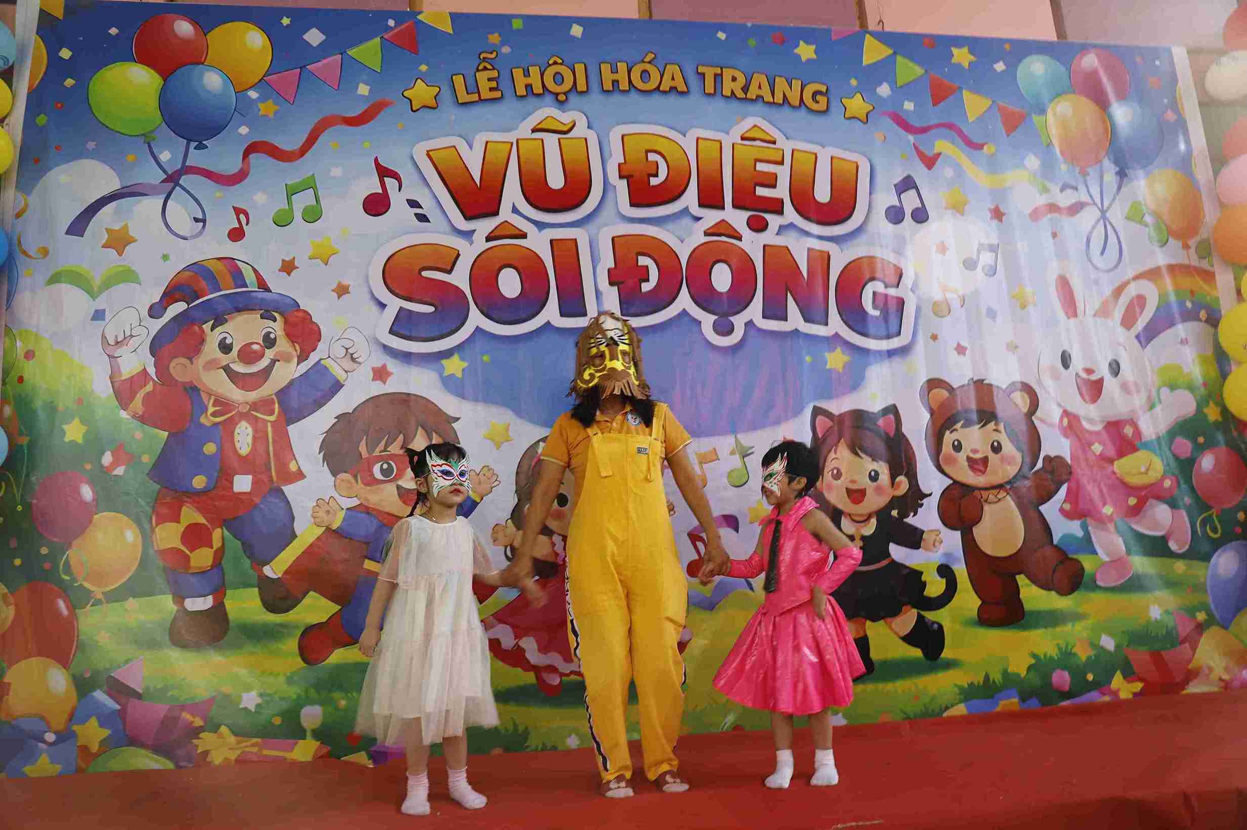 Trẻ mầm non ở Nha Trang rộn ràng Ngày hội hóa trang. Ảnh: Hữu Long 