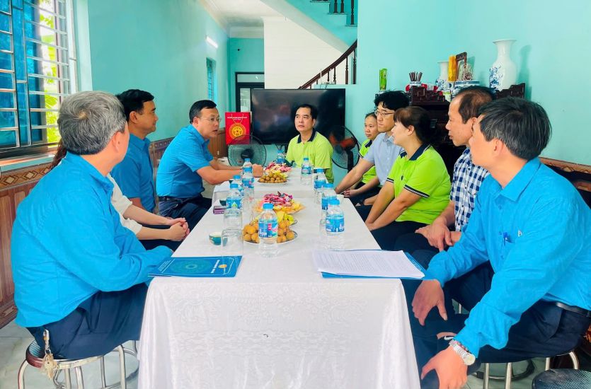 Hanoi Labor Federation officials meet and dialogue with workers in the Capital. Photo: HA ANH