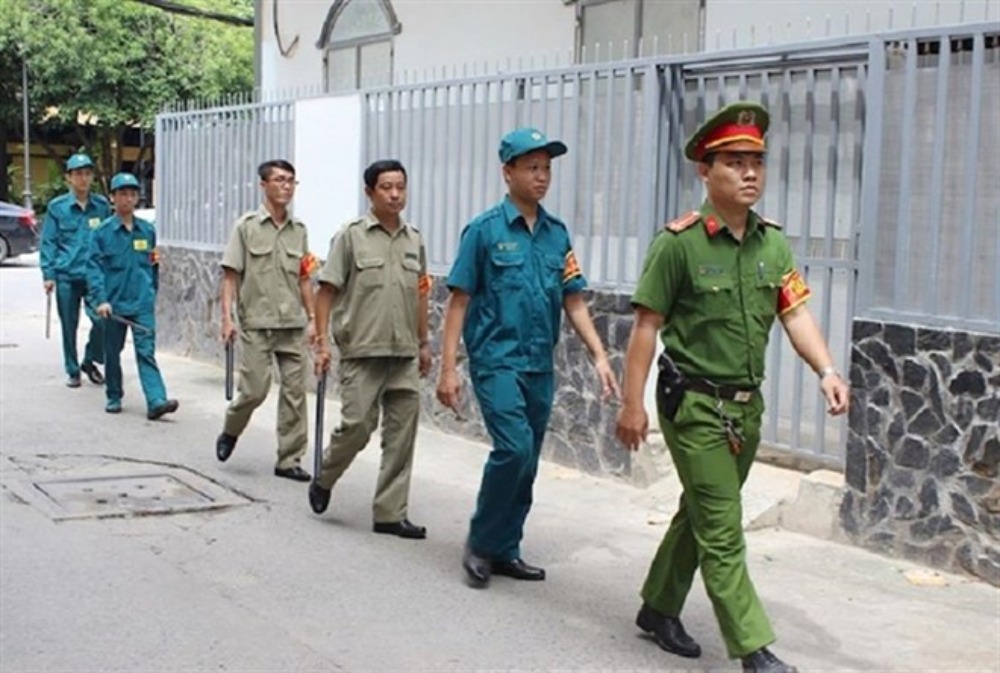 The commune police are responsible for managing, supervising, and supporting the accused and defendants to be electronically monitored. Photo: Ministry of Public Security