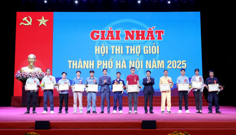 Vice President of the Vietnam General Confederation of Labour Ngo Duy Hieu (6th from left) awards prizes to workers who won prizes at the Hanoi City Skilled Workers Contest in 2025. Photo: KIEU VU