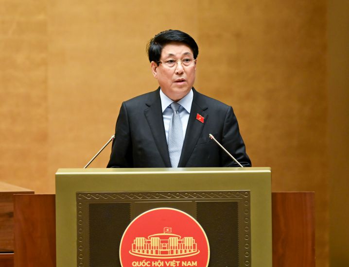 르엉끄엉 정치국 위원 겸 국가주석은 당의 혁신적이고 획기적인 사고방식을 심오하고 포괄적으로 표현하는 데 집중하라고 지시했습니다. 사진: 팜동