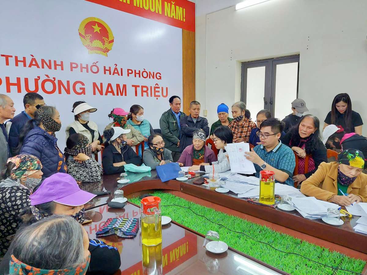 People in Dau Cau residential group regularly receive the project. Photo: Nam Trieu District Information Office - Hai Phong City