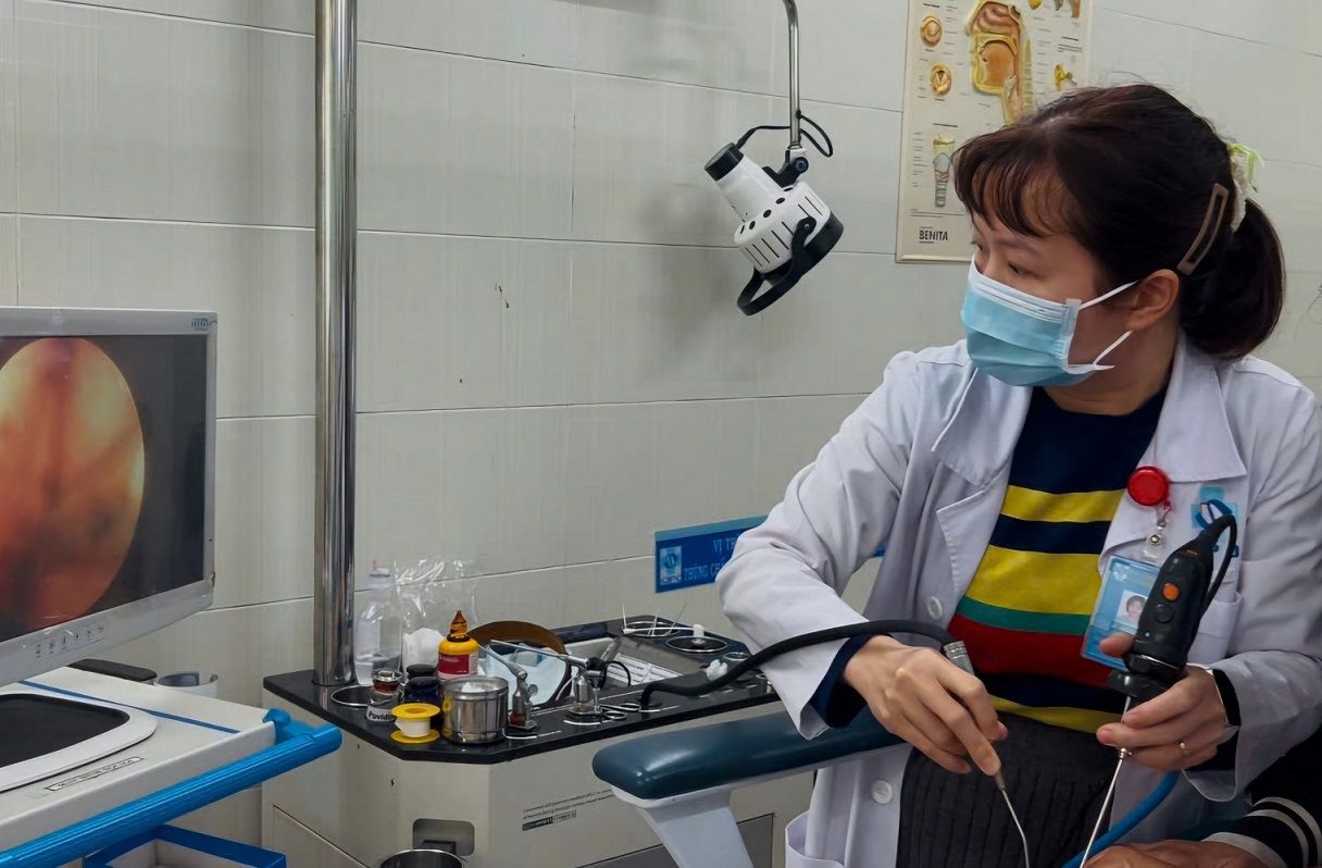 Bac si Benh vien San - Nhi tinh noi soi can thiep, gap con vat ra khoi mui benh nhi. Anh: Kim Ny