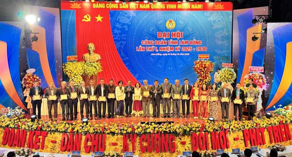 Tang ki niem chuong vi su nghiep xay dung, phat trien tinh Lam Dong. Anh: Duy Tuan 