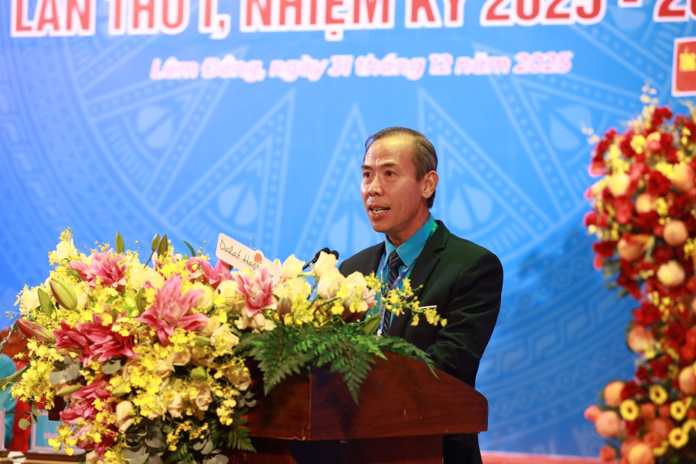 Ong Nguyen Phu Hoang - Pho Chu tich Uy ban Mat tran To quoc Viet Nam tinh, Chu tich LDLD tinh Lam Dong bao cao kiem diem tai Dai hoi. Anh: Duy Tuan 