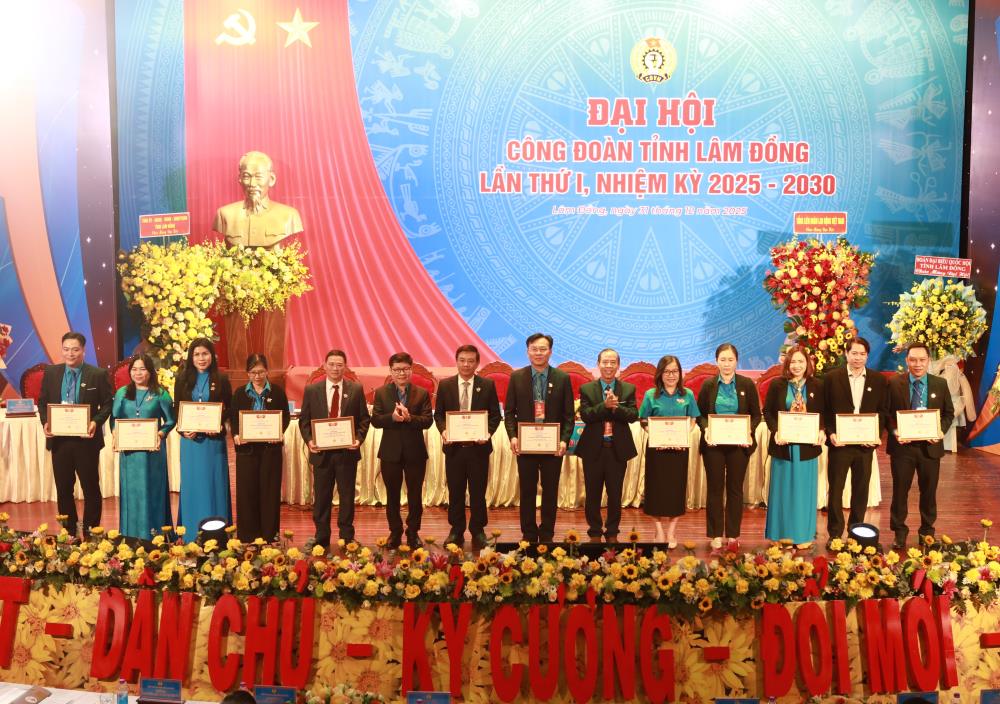 Trao tang Ky niem chuong vi su nghiep xay dung to chuc Cong doan Viet Nam. Anh: Duy Tuan 