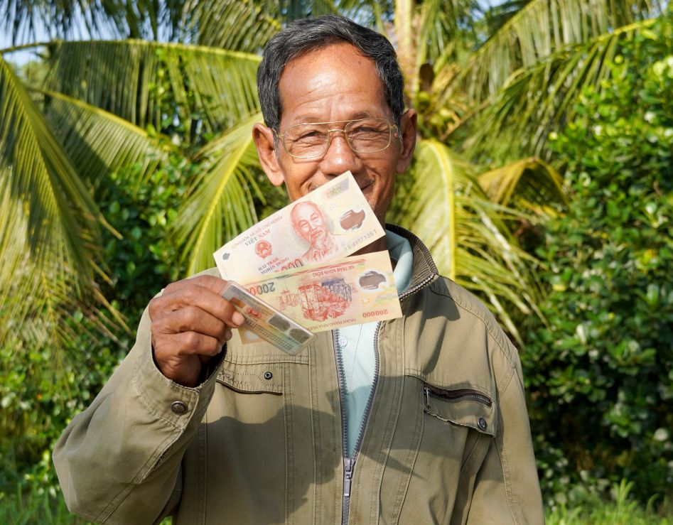 Ong Tra Sen vui mung khi nhan qua cua Dang, Nha  nuoc la 400.000 dong tien mat vao sang 31.12. Anh: Phuong Anh