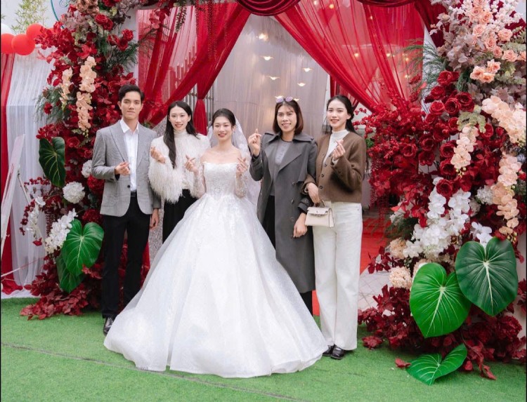 Co dau Pham Thi Hien chup anh cung cac dong doi. Anh: Chup tu trang ca nhan