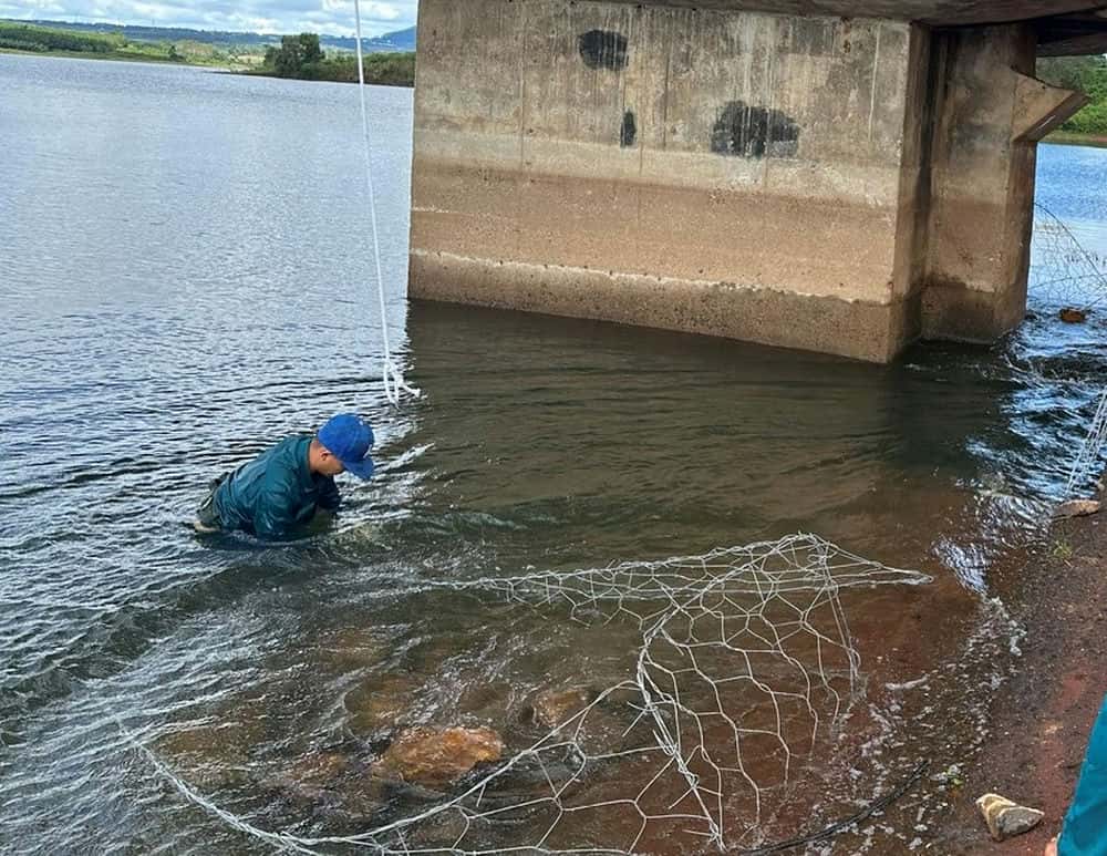 Workers use stone baskets to patch damaged spots at dams, after rain and floods, many works are degraded. Photo: Thanh Tuan