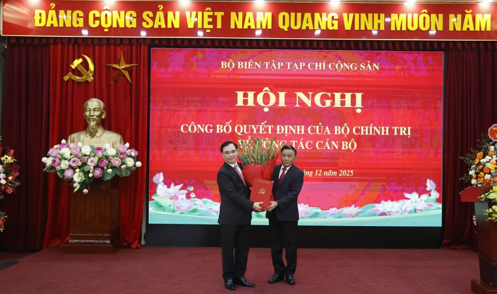 Politburo member, Standing Secretary of the Secretariat Tran Cam Tu (right) presents the Politburo's decision to transfer and appoint Mr. Duong Trung Y. Photo: Hai Nguyen