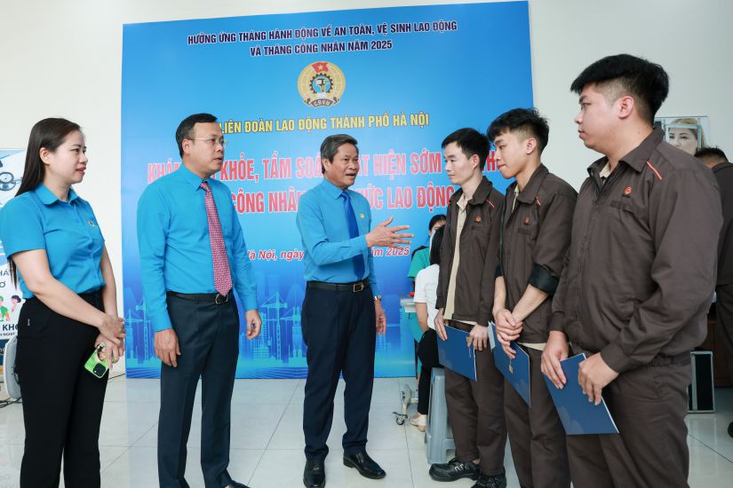 Pho chu tich Tong LDLDVN Huynh Thanh Xuan (thu 2, tu trai sang) cung lanh dao LDLD TP. Ha Noi tham CNLD o diem kham suc khoe mien phi tai Le phat dong Thang Cong nhan va Thang Hanh dong ve An toan ve sinh lao dong nam 2025. Anh:: HAI NGUYEN