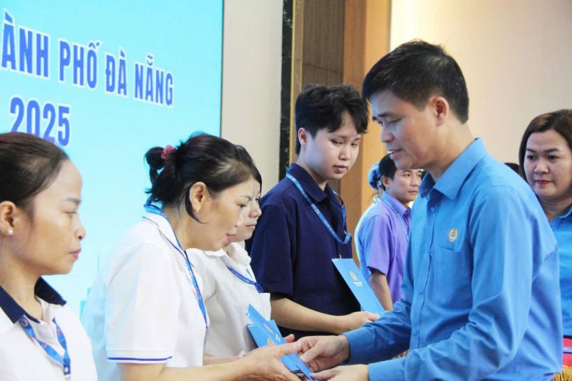 Pho chu tich Tong LDLDVN Ngo Duy Hieu trao qua dong vien nguoi lao dong Thai Nguyen. Anh: TRINH AN