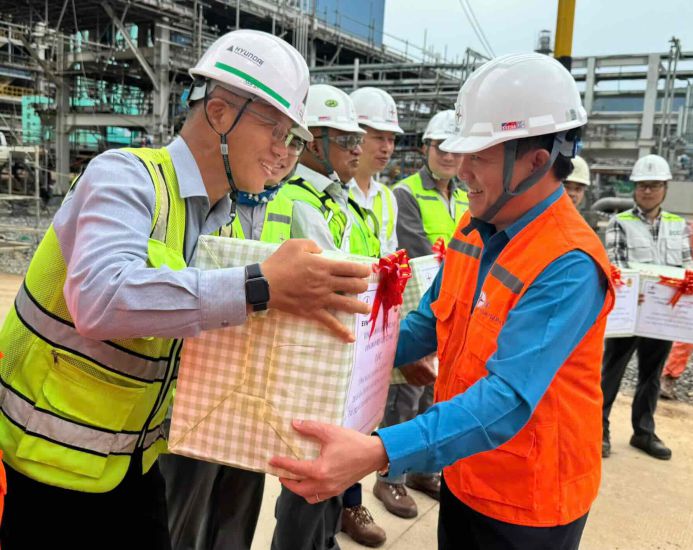 Pho Chu tich Tong LDLDVN Nguyen Xuan Hung den tham, dong vien nguoi lao dong tai Du an Nha may Nhiet dien Quang Trach 1. Anh: XUAN TUAN