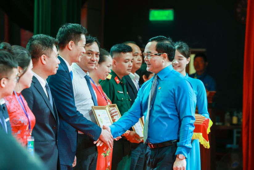 Mr. Nguyen Dinh Khang - Member of the Party Central Committee, Vice Chairman of the Central Committee of the Vietnam Fatherland Front, President of the Vietnam General Confederation of Labor - awarded certificates of merit and gifts to union members and workers of Hanoi City on the occasion of the Lunar New Year At Ty 2025. Photo: HAI NGUYEN