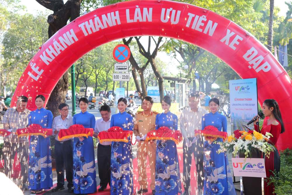 Lanh dao So Xay dung TPHCM va cac don vi thuc hien nghi thuc cat bang khanh thanh lan duong rieng cho xe dap tren duong Mai Chi Tho. Ảnh: Anh Tu