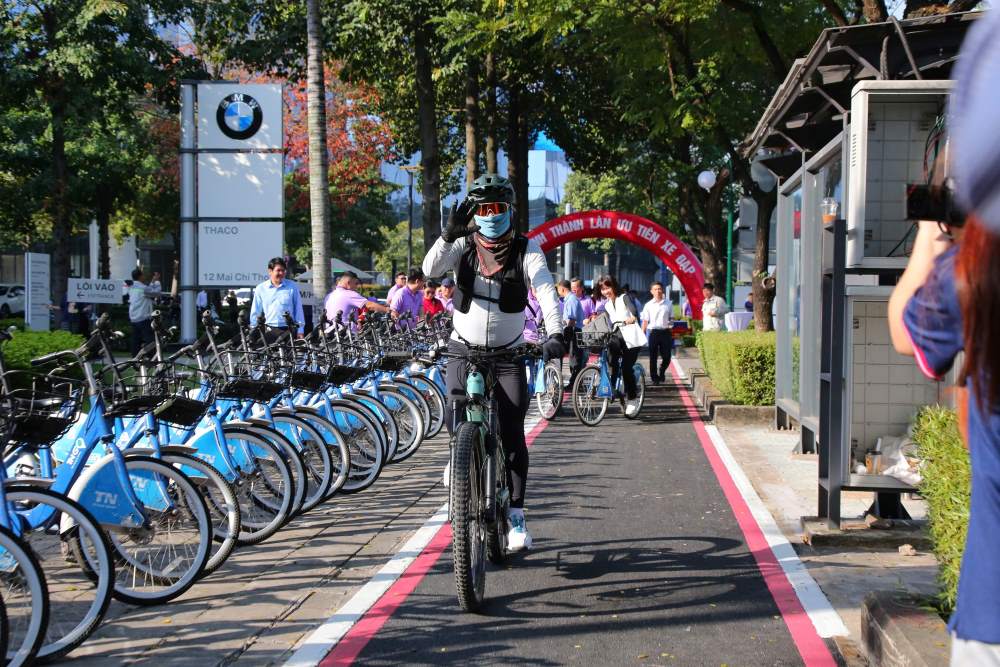 Nguoi dan thich thu trai nghiem lan duong xe dap moi. Ảnh: Anh Tu