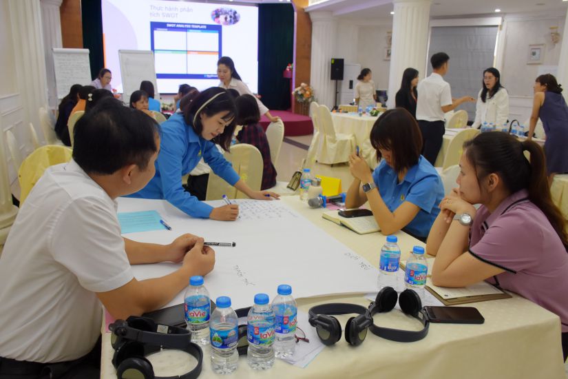 Trade union officials participate in the training class "Dialogue skills at work and effective collective bargaining" organized by the Vietnam Textile and Garment Trade Union in coordination with the Internationaal CNV Organization. Photo: CDCS