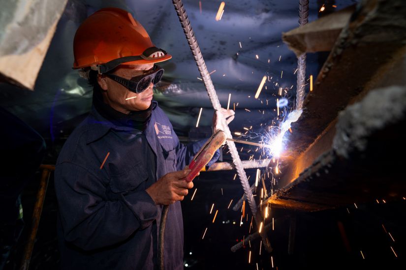 수천 명의 엔지니어와 노동자들이 꽝응아이-호아이년 고속도로 프로젝트의 진척도를 초과하기 위해 밤낮으로 일하고 있습니다. 사진: 비엔 응우옌