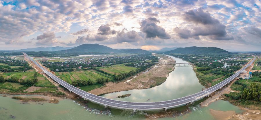 Hinh hai cao toc Quang Ngai - Hoai Nhon sau gan 3 nam thi cong. Anh: VIEN NGUYEN