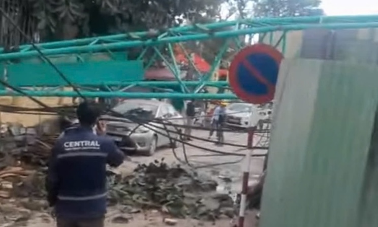 A crane in Da Nang during operation suddenly encountered a technical problem and broke down. Photo: Tran Thi