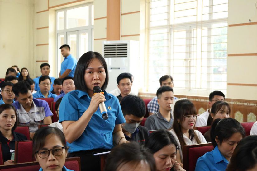 Voters who are workers express their opinions at the meeting with voters on the topic: "Situation of implementing policies and laws on social housing for workers" organized by the Bac Ninh Provincial Labor Federation in coordination with the Provincial National Assembly Delegation on August 18, 2025. Photo: QUYET CHIEN