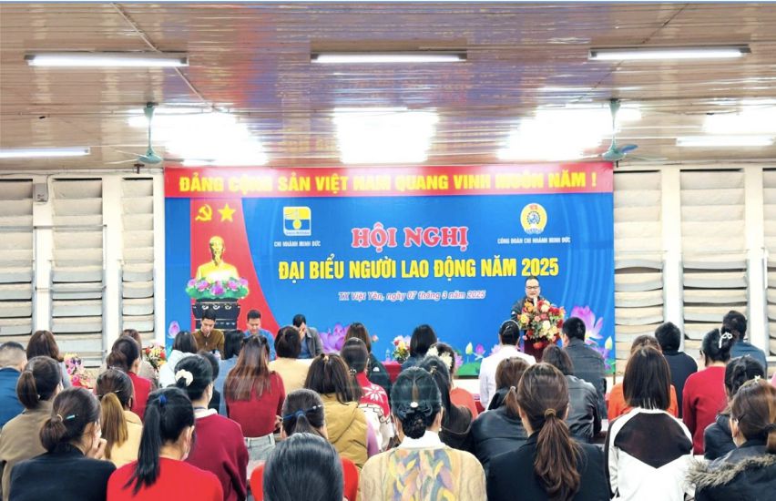 Hoi nghi dai bieu nguoi lao dong tai Cong ty Co phan May xuat khau Ha Bac nham lang nghe y kien, mong muon cua nguoi lao dong.  Anh: CDCS