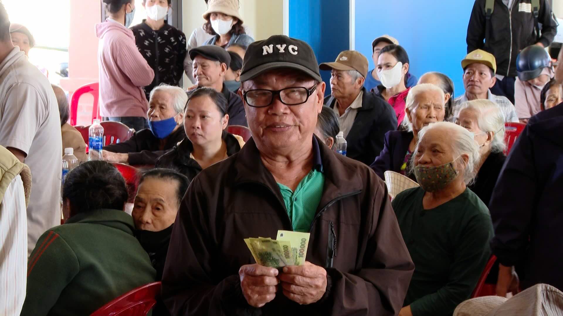 Los residentes del barrio de Dong Thuan (provincia de Quang Tri) reciben regalos para el Tet Binh Ngo 2026 en la mañana del 31 de diciembre. Foto: Thanh Xuan